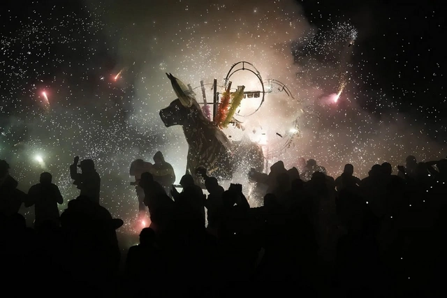 Yanan “öküzlər”, qaçan insanlar... Meksikada illik festivaldan maraqlı görüntülər - FOTO